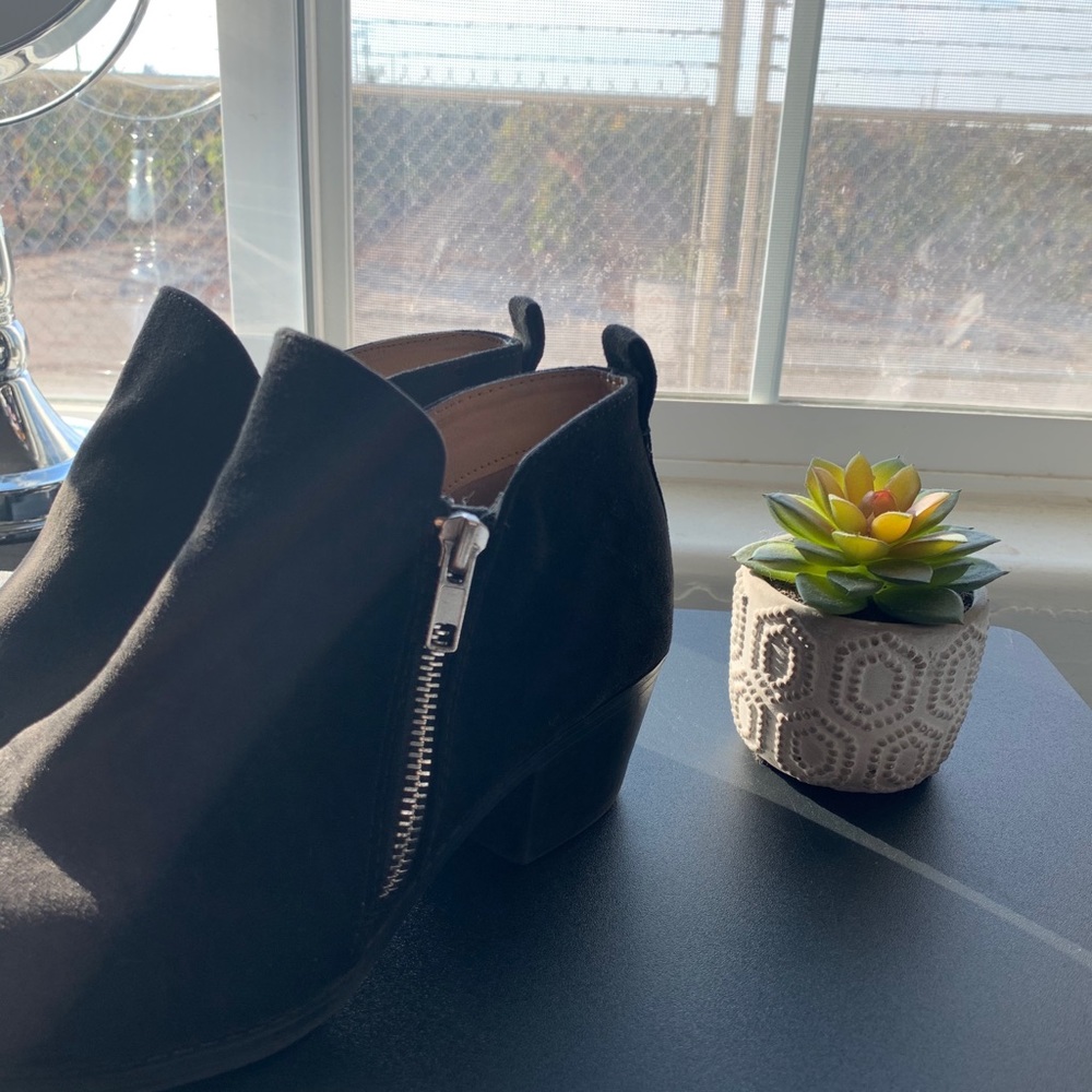 Shoes - Picture 3 of 4